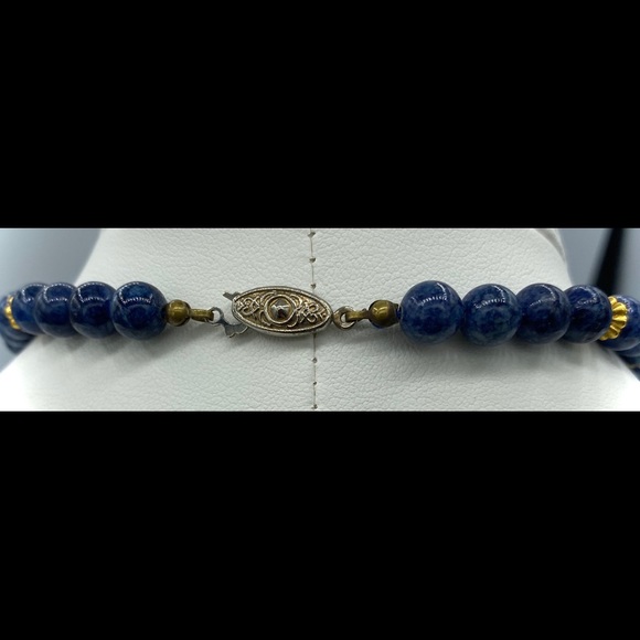 Vintage lapis lazuli strand. Accented with gold - Picture 2 of 2